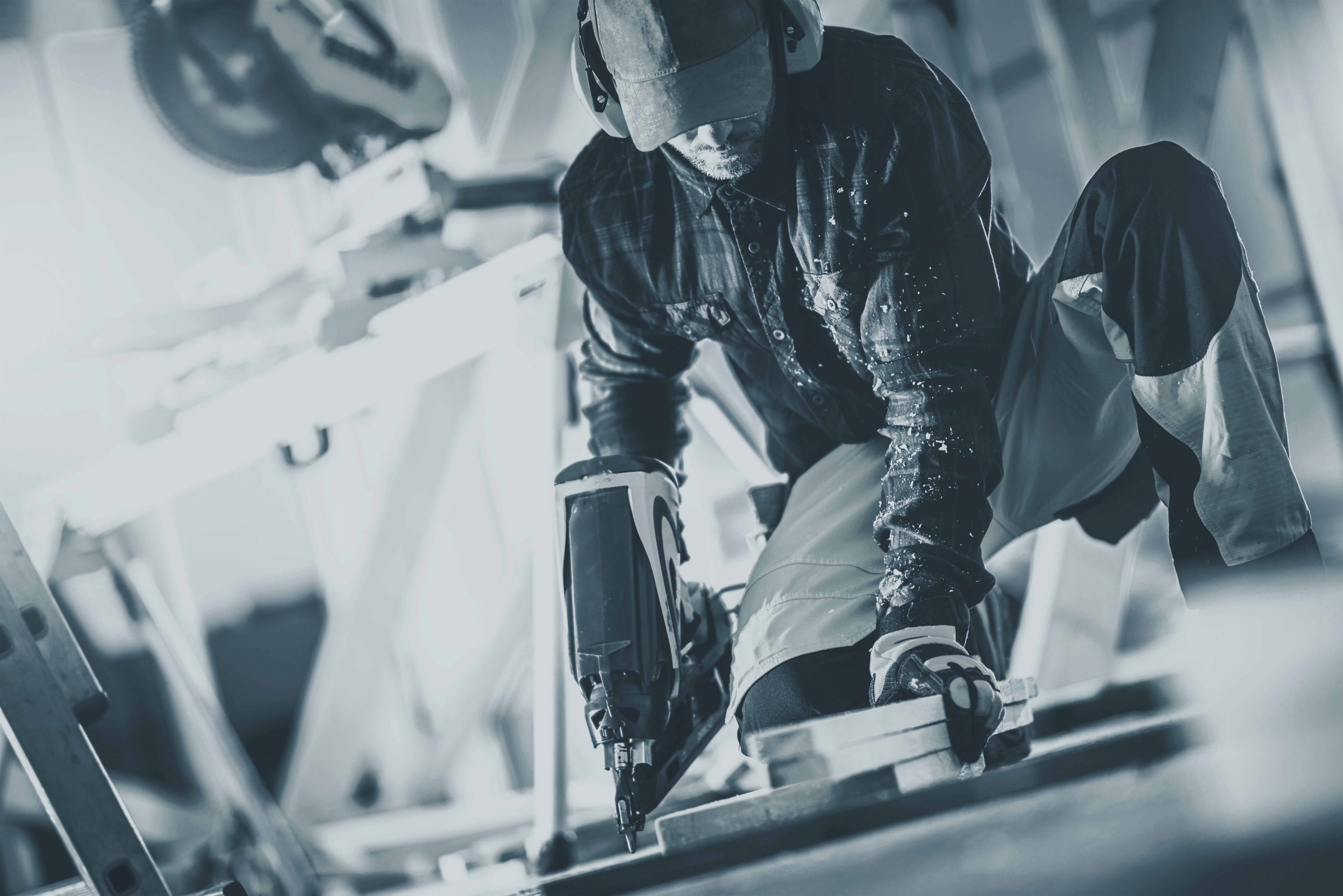 En snickare på ett bygge som snickrar och ser proffsig ut.